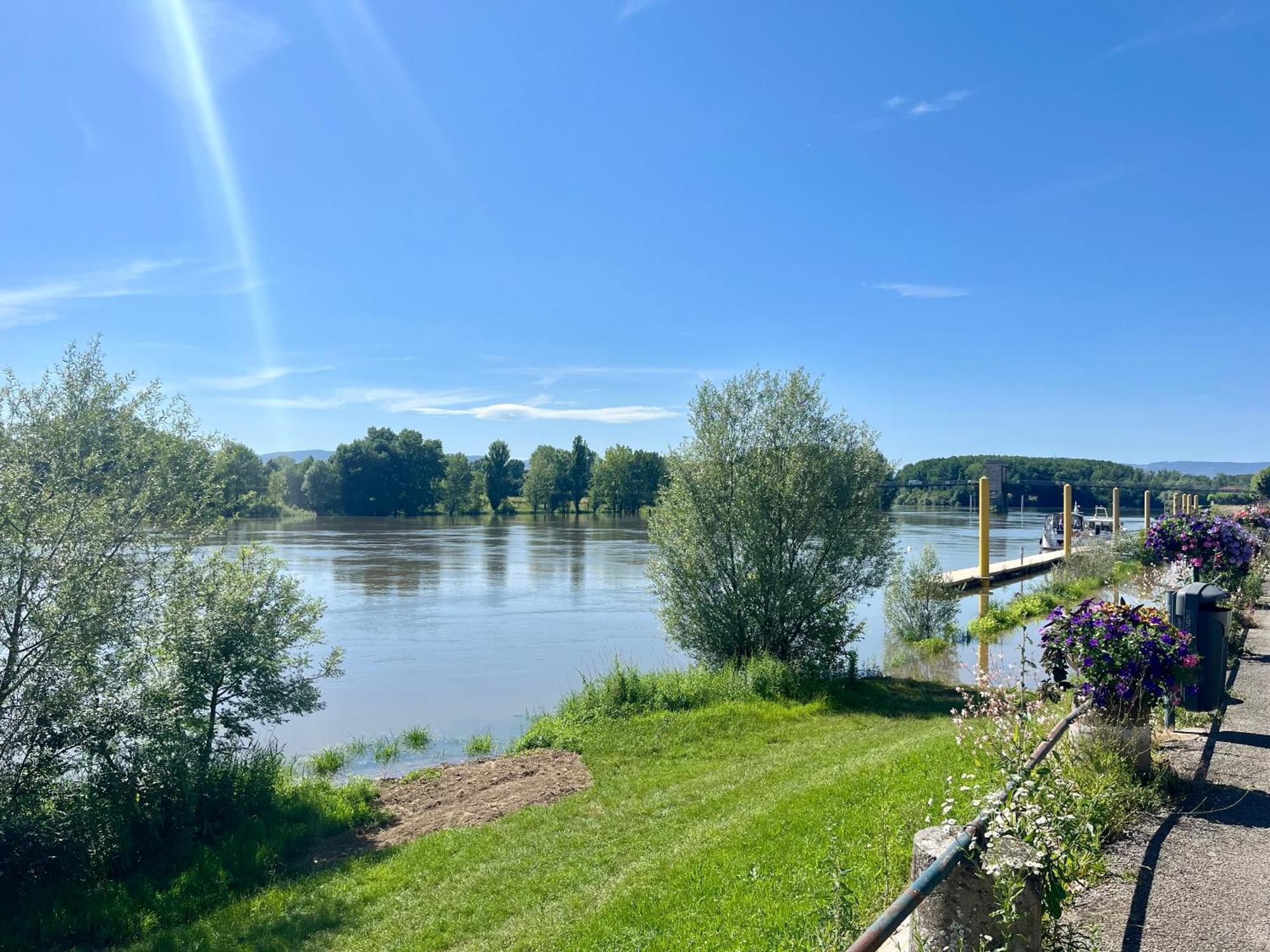 Parking Et Exterieur A 50m De La Saone * Montmerle-sur-Saone